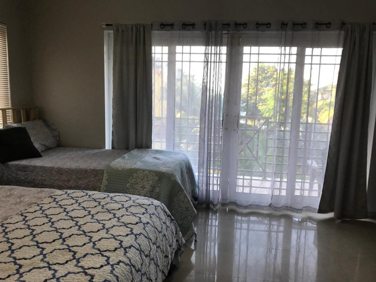 Alexanders Penthouse On The Beach Ocho Rios Exteriör bild