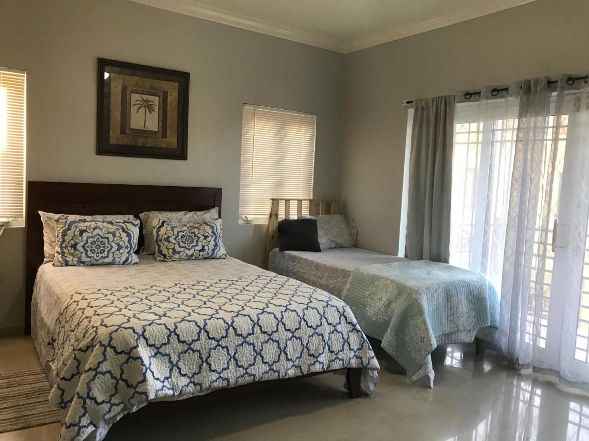 Alexanders Penthouse On The Beach Ocho Rios Exteriör bild