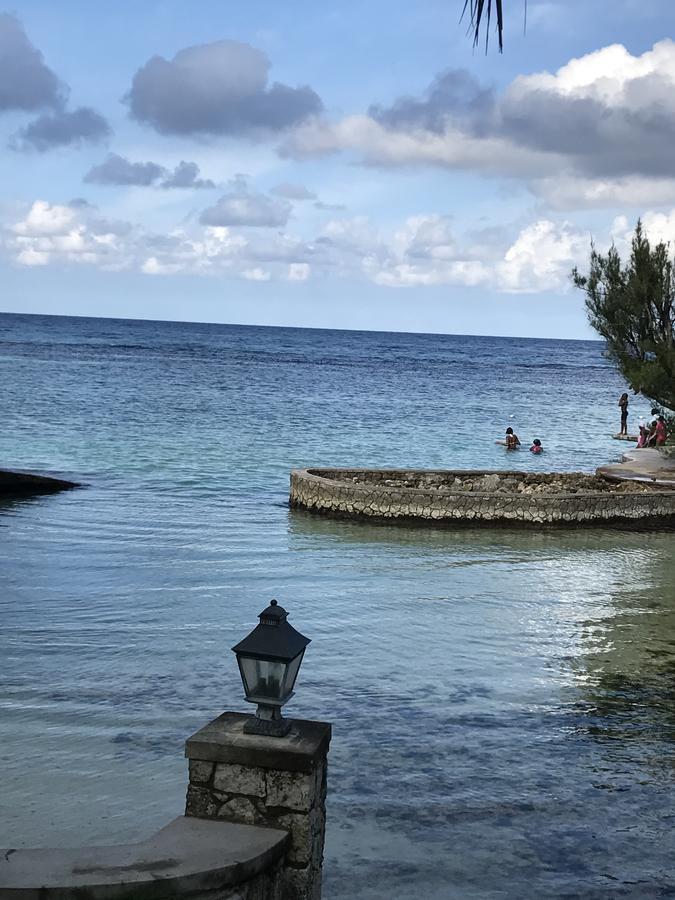 Alexanders Penthouse On The Beach Ocho Rios Exteriör bild