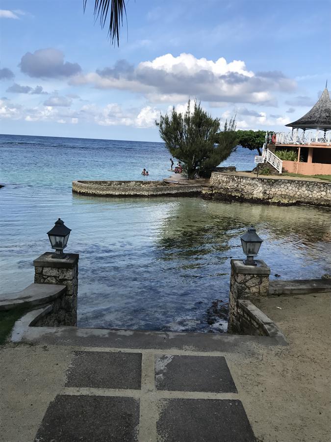 Alexanders Penthouse On The Beach Ocho Rios Exteriör bild